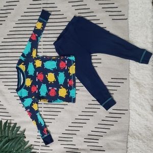 👶🏾Gently worn boys "Carter's" 2 piece pajama set size 18m